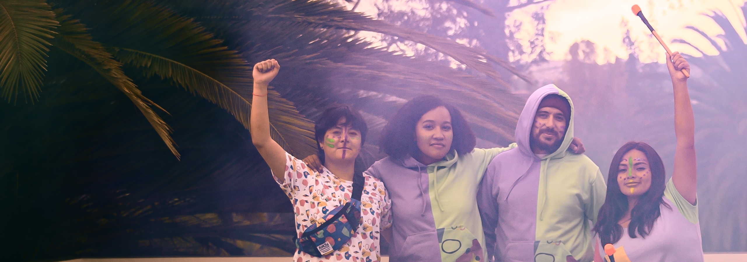 Kuna apoya a Surkuna - personas diversas modelas los productos de la tienda.